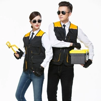 Красочный цвет, соответствующий желтому плечу и черной одежде