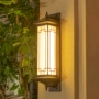 den bin sieu sang Đèn tường năng lượng mặt trời ban công ngoài trời sân cổng đèn sân vườn đèn tường phong cách Trung Quốc biệt thự sân thượng đèn LED ngoài trời giá đèn pin đội đầu