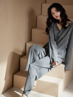 Темно -серой