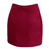 Красный, с акцентом на бедрах