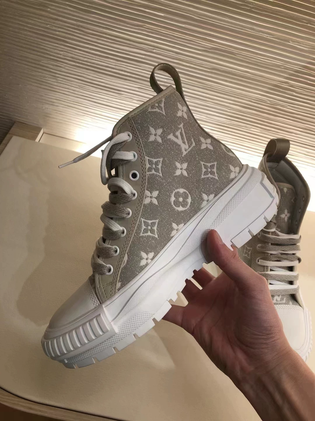 LV/Louis Vuitton увеличивает объем подошвы вышивка кружевной leisure спортивные кроссовки женские кроссовки high-top