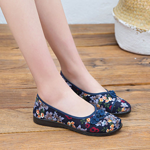 Mới tuổi Bắc Kinh giày của phụ nữ giày đơn giày mẹ phẳng trung và cũ giày thường một bàn đạp thấp để giúp giày