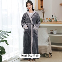 Глубоко серая девушка с капюшоном