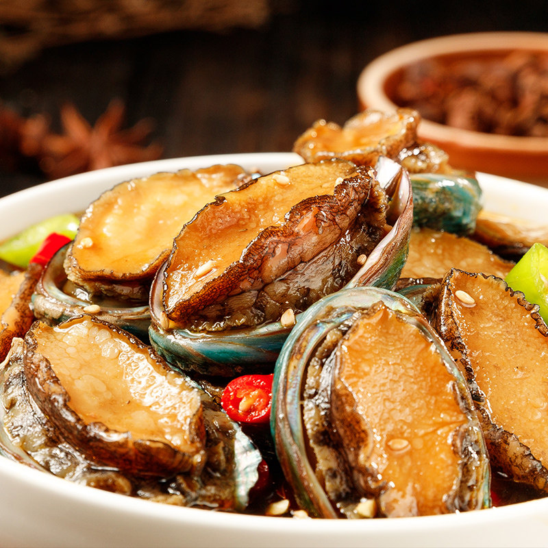 海馋客他们家的香辣鲍鱼选用当天捕捞的新鲜鲍鱼,经过手工清洗去沙