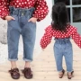 Quần bé gái màu đỏ mặc mùa thu trẻ em Hàn Quốc phiên bản quần quần harem 1-3 tuổi 4 bé gái cao eo quần jeans nước ngoài - Quần jean shop quan ao baby
