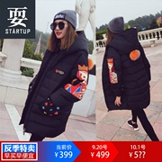 Chen Yifang tide thương hiệu chống mùa phim hoạt hình thêu poker nữ hoàng đen xuống áo khoác nữ lỏng phần dài dày
