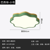 Зеленый маленький цветет сливы теплый свет