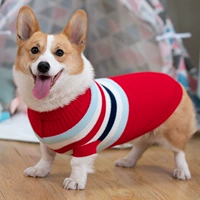 Красный трикотажный свитер