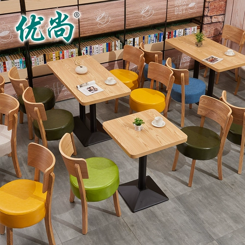 Пользовательские маленькие свежие столы и стул, бревенчатые столы для питания и стул закуски из фаст -фуда Столовые сиденье