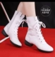 Белые c одиночные ботинки
