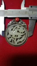 Украшения на руку 民国玉佩 直径3.4厘米有飞鸟花草图案雕工精致并配有一颗红色宝珠