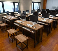 Консультационная комбинация в классе микрокомпьютеров офисных столов и стула школьной машины.