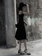 Hepburn váy đen nhỏ hè 2019 khí chất của phụ nữ mới v-eo eo một chữ váy ngắn quai đen - A-Line Váy