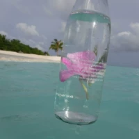 Бутылка жаждущих кожных напитков рома, чувствительная к коже, чувствительные к прыщам после солнечной варки после солнечной ванны