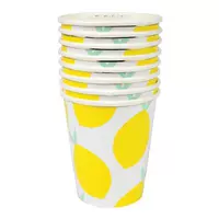 Чашка с горячим золотом лимона