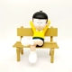 Желтый лежит на гигантском герое+деревянный стул