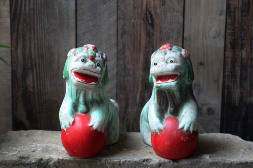 Во время культурной революции гипсовый лев, пара старых предметов, играет в старую штукатурку, как старый таун -хаус Lion Douse Старый сумка Lion Old