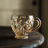 Классический янтарный кофейный чай с молоком со стаканом, чашка