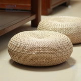 Поле японского стиля трава с травяной, подушка футона и густой круглой чай