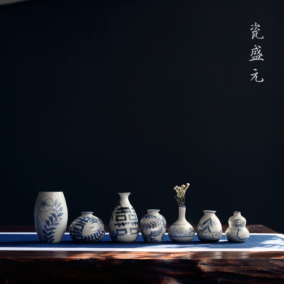 Màu xanh và trắng hi từ retro Zen mini gốm nhỏ bình hoa phong cách Trung Quốc gốm hoa bình trà lễ máy tính để bàn trang trí nhỏ - Trang trí nội thất