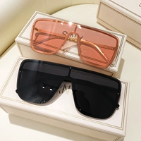 Расширенные брендовые черные трендовые солнцезащитные очки подходит для мужчин и женщин для влюбленных, изысканный стиль, популярно в интернете, по фигуре