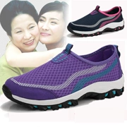 Mùa hè lưới thoáng khí trung niên giày chạy nữ già giày đi bộ mẹ giày thể thao mềm dưới non-slip pedal