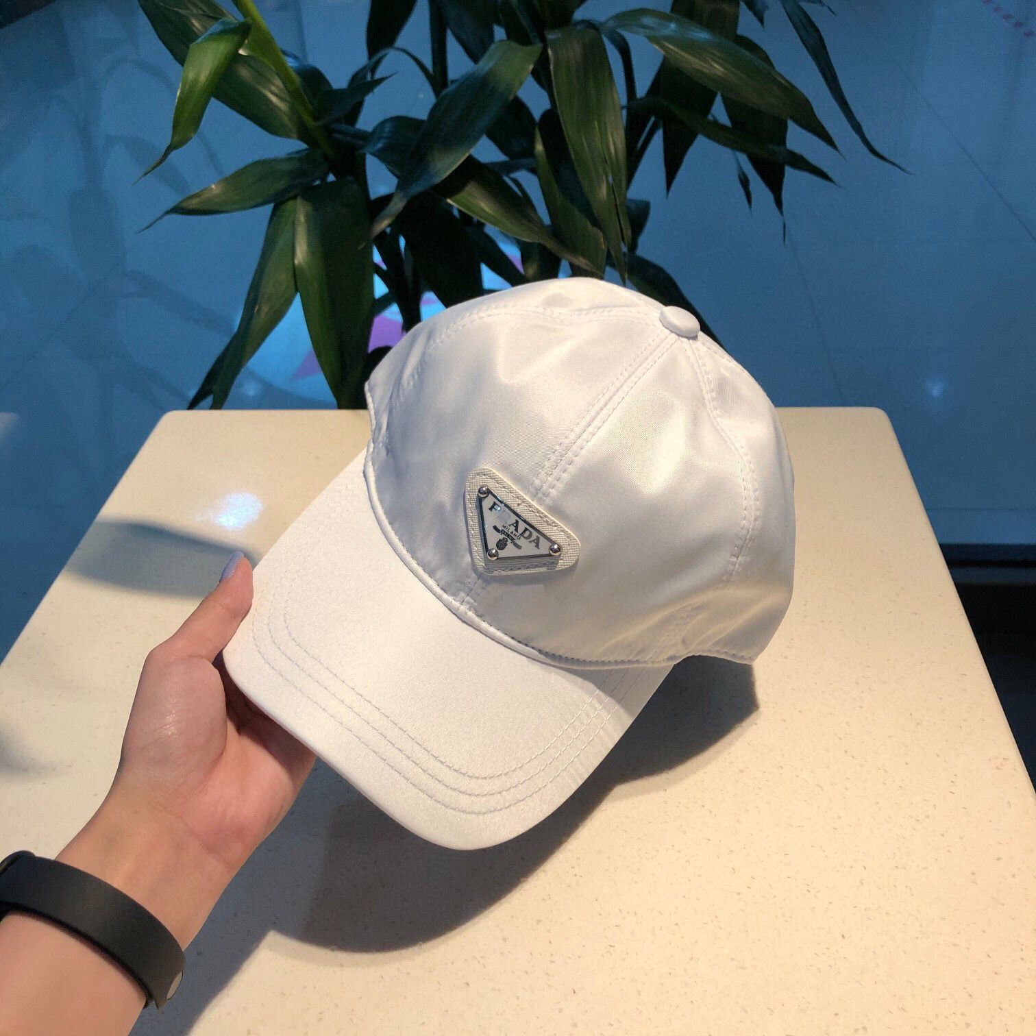 WhiteP family Baseball cap Inverted triangle letter Iron standard Men's and women's money Fashion and leisure personality Internet celebrity Star Hot money Curved brim cap