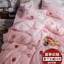 Phong cách đơn giản bông bốn mảnh bộ nhỏ tươi và đáng yêu bông giường nhỏ dâu màu hồng giường tấm gối kèm chăn
