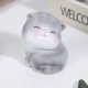 Кошка Ника наклонила голову