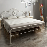 Железная кровать в стиле европейского стиля.