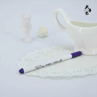 Пурпурная вода рассеивает ручку