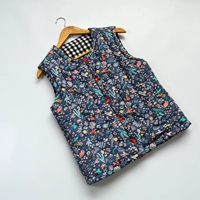 Вымыть серую маленькую цветочную ткань