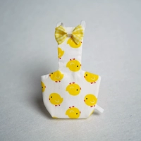 Пяти генерационная желтая курица