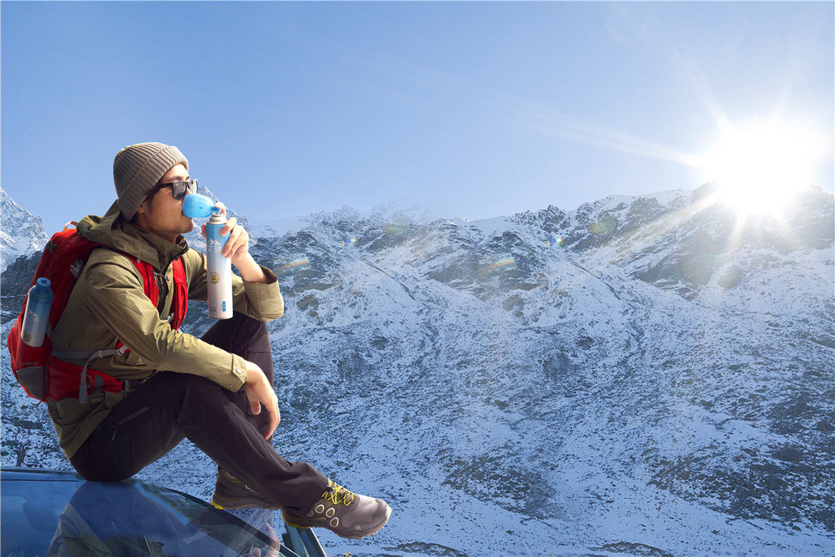 登山,带上大体积氧气罐,会给自己增加很多负担.