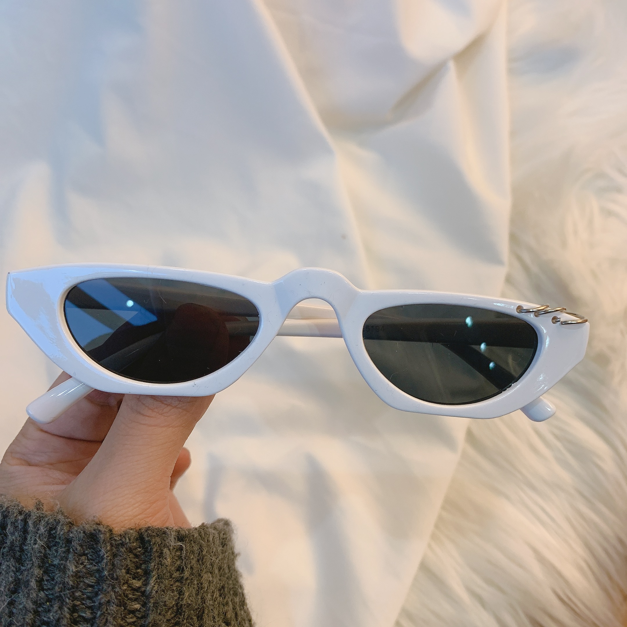 Metal Ring & Whitevintage Sunglasses Port style Europe and America Retro photograph cat eye Sunglasses Purple series lovers pose female collocation
