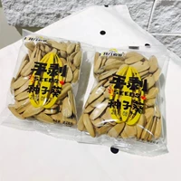 Поклонение нескольким продуктам, очистке семян, семенам подсолнечника, со вкусом в совет со вкусом зубочистка, небольшими мешками, приготовленными новогодневными закусками.