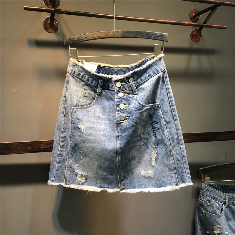 Váy denim nữ hè 2021 phong cách mới xẻ mép thô in chữ thời trang váy chữ a cạp cao kết hợp thời trang - Váy