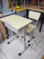 Столы и стулья начальной и средней школы. Столы и стулья Оптовые могут быть сняты в одиночном уроке, а также интенсивные столы и стулья Производители Прямые продажи Sichuan Chengdu