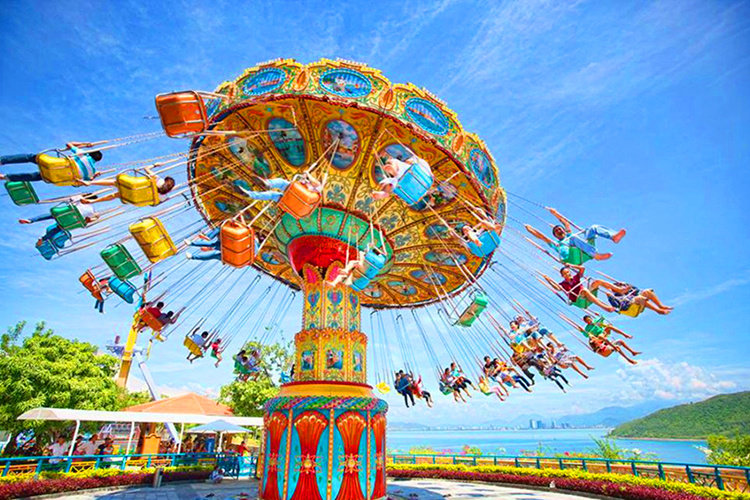 珍珠岛游乐园拥有三万平方米的超大场地,长达3300米的跨海缆车,高达