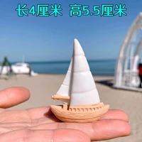 5,5 см высотой в маленькой белой парусной лодке