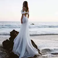 Морская пляжная бригада стреляет легкая свадебная невеста невеста на открытом воздухе затягивающее хвостовое плечо
