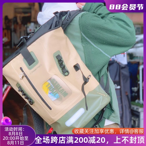 Двухтологический рюкзак с двумя тональными рюкзаками на открытом воздухе.