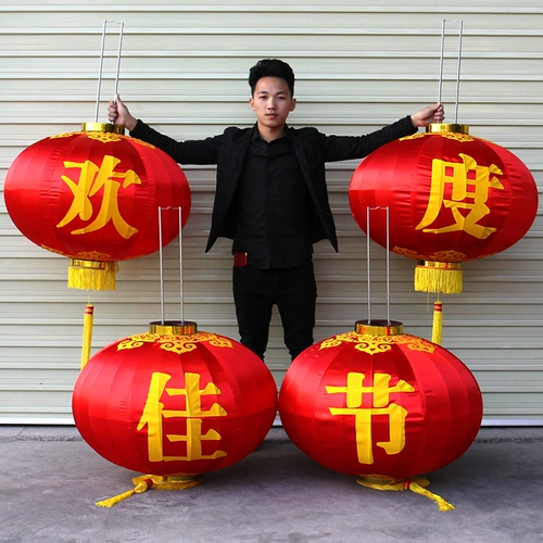 Новый год приветствуется в Красном Фонаре Нового года.