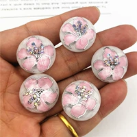 Розовые цветы типа А на белом фоне