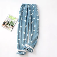 Зеленые фланелевые штаны в форме цветка