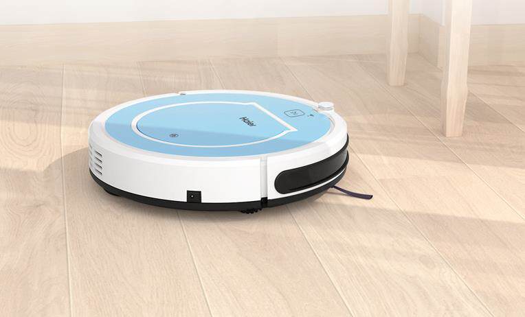 启动扫地机器人自动清扫,回家后地板地毯上的灰尘垃圾都已经打扫干净