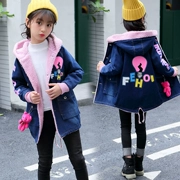 Áo khoác denim nữ 2018 mùa đông mới cho bé dài cộng với áo khoác nhung cho mùa xuân và mùa thu trẻ em phiên bản Hàn Quốc