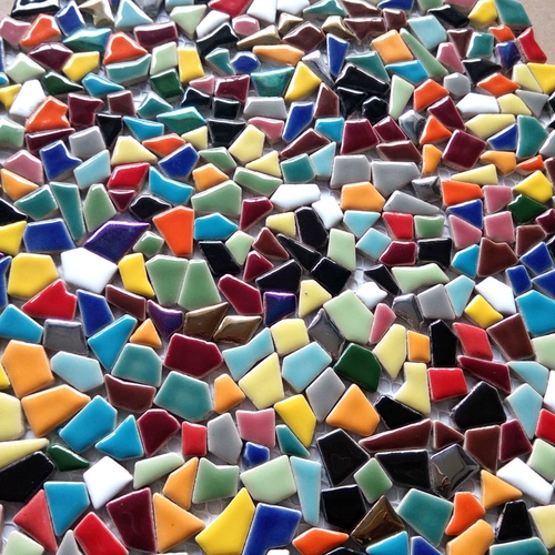 Керамическая мозаика инопланетянин маленькие фрагменты нерегулярные семафор гальвазийная головоломка фона фона стены без плитки без камня цвет