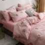 Phong cách Bắc Âu nhỏ màu hồng dâu bông bốn bộ chăn ga gối bông nhỏ tươi chăn ga trải giường 笠 1,8m - Bộ đồ giường bốn mảnh chăn ga khách sạn