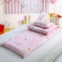 Ba mảnh bông chăn vườn ươm trẻ em chợp mắt bộ đồ giường giường nôi em bé Liu Jiantao lõi bông có chứa - Bộ đồ giường trẻ em 	bộ chăn ga gối đệm cho bé sơ sinh	